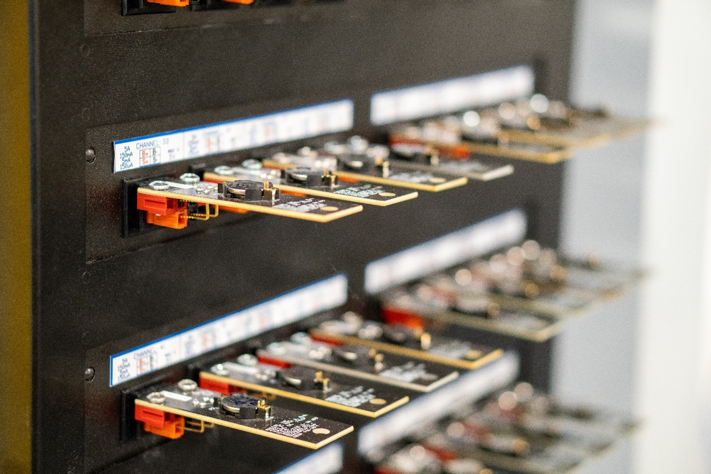 Coin cell battery testing station
