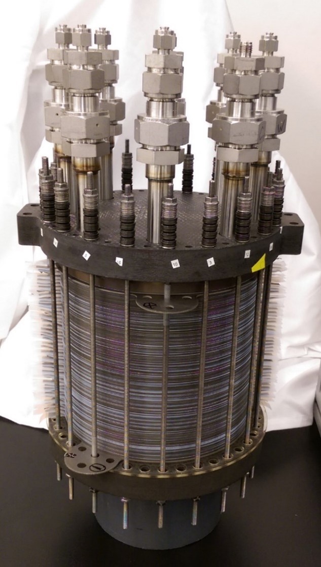 Non-flow-thru fuel cell